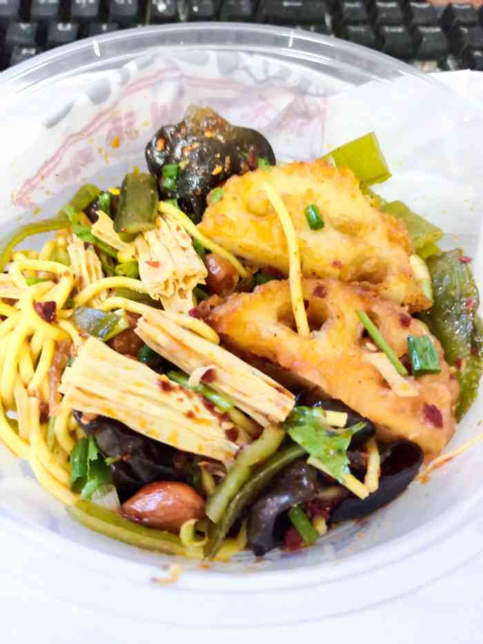 张氏秘制泡菜(四方坪店)-"店铺位置当街~但是不太好停车~店面宽敞不.