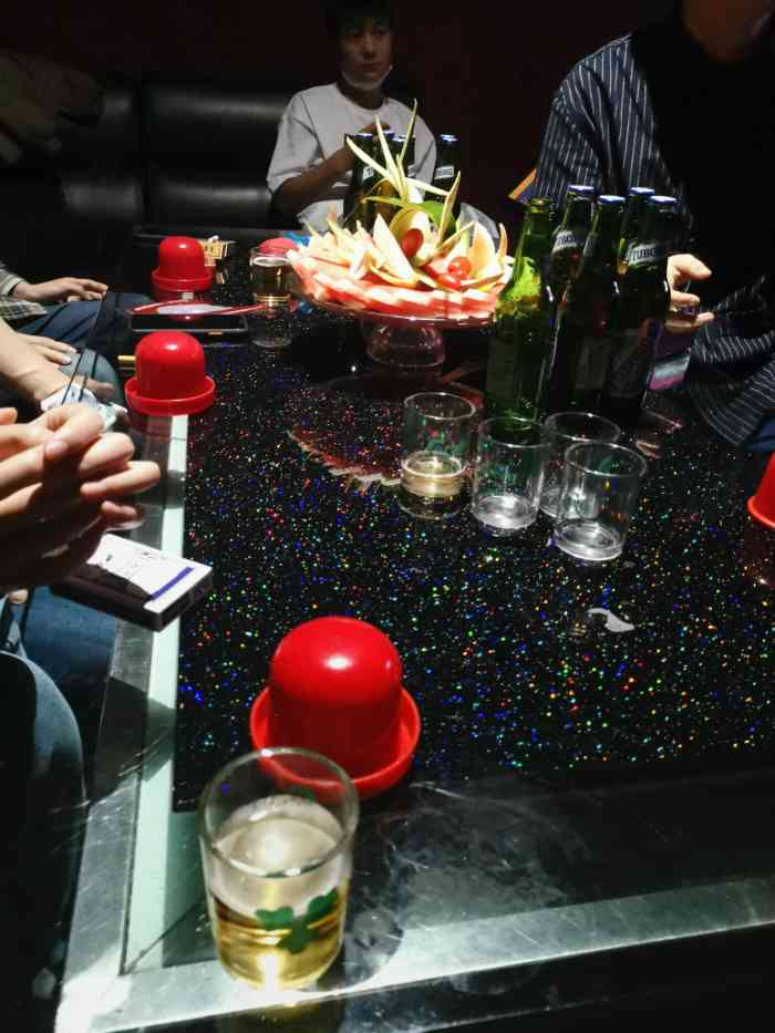ktv酒桌上面的酒照片图片
