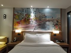 -潮漫酒店(北京通州环球度假区临河里地铁站店)