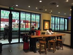 大堂-星巴克(北京西站5号候车室)