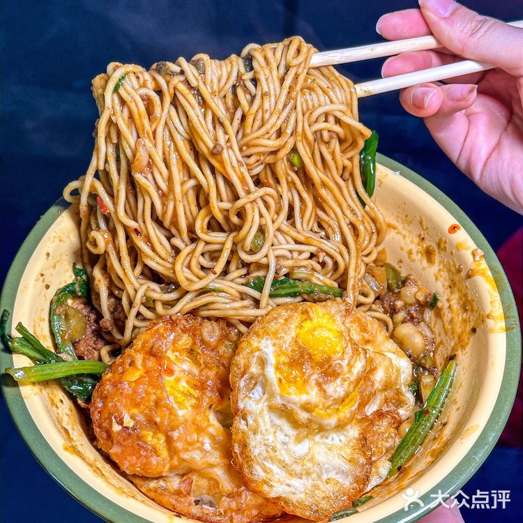 好奇怪啊！你们西安人吃面都蹲着？？