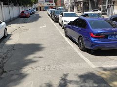 -沃尔玛上海田林店-地面停车场