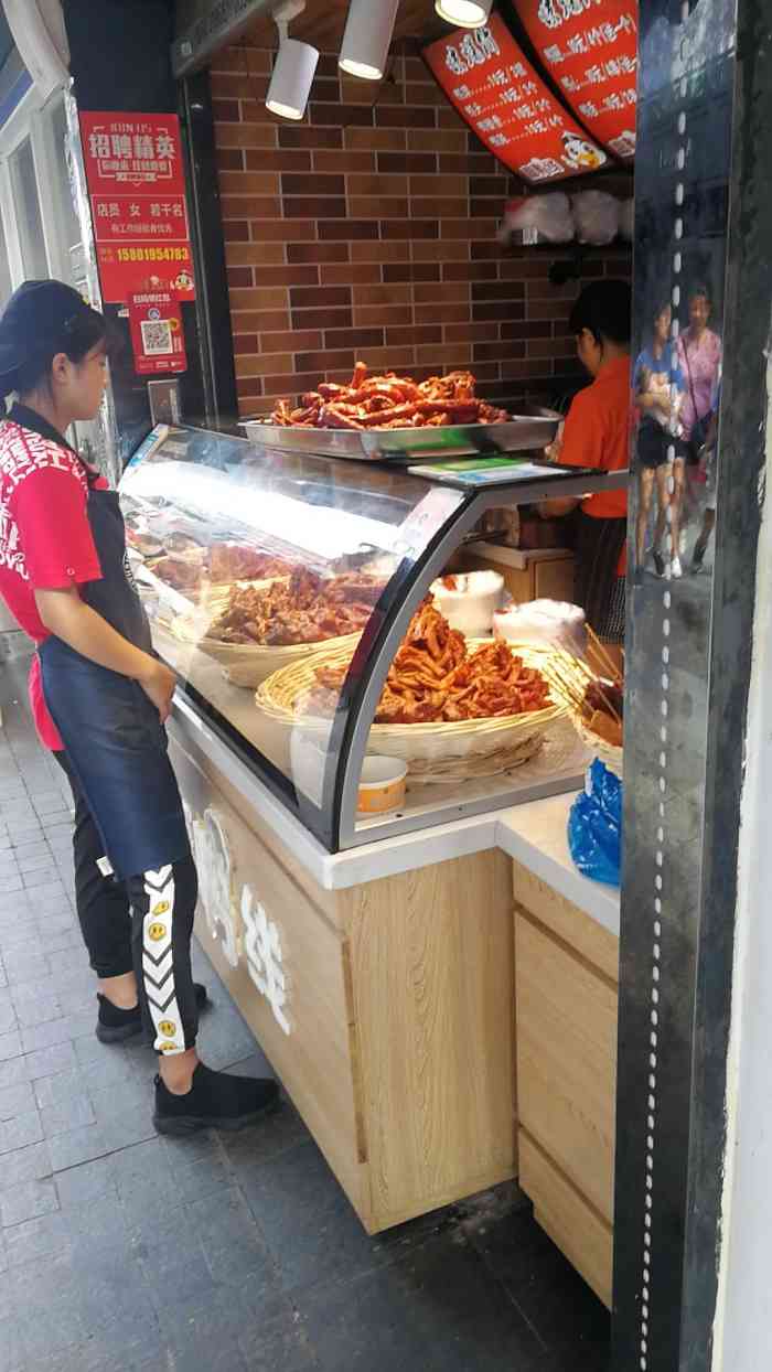 高鸭线秘制鸭脖(万达广场店)-"近日晚上,偶尔去周浦小上海步行街,路经