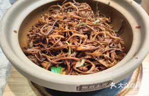 Clay Pot Pork Belly with Tea Tree Mushrooms