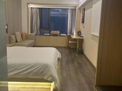 -欧辰国际酒店(重庆欢乐谷轻轨站店)