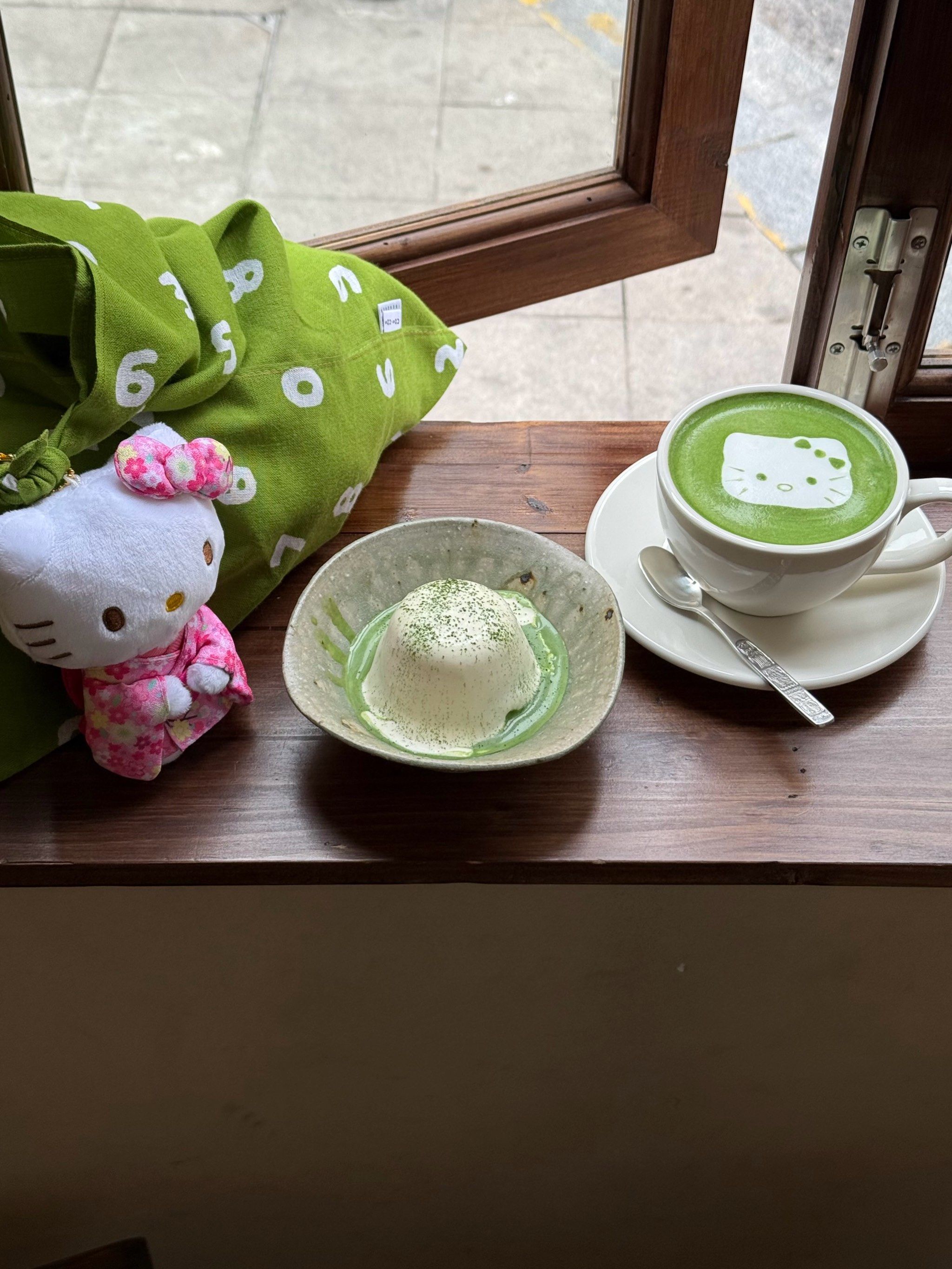 kitty陪我喝咖啡