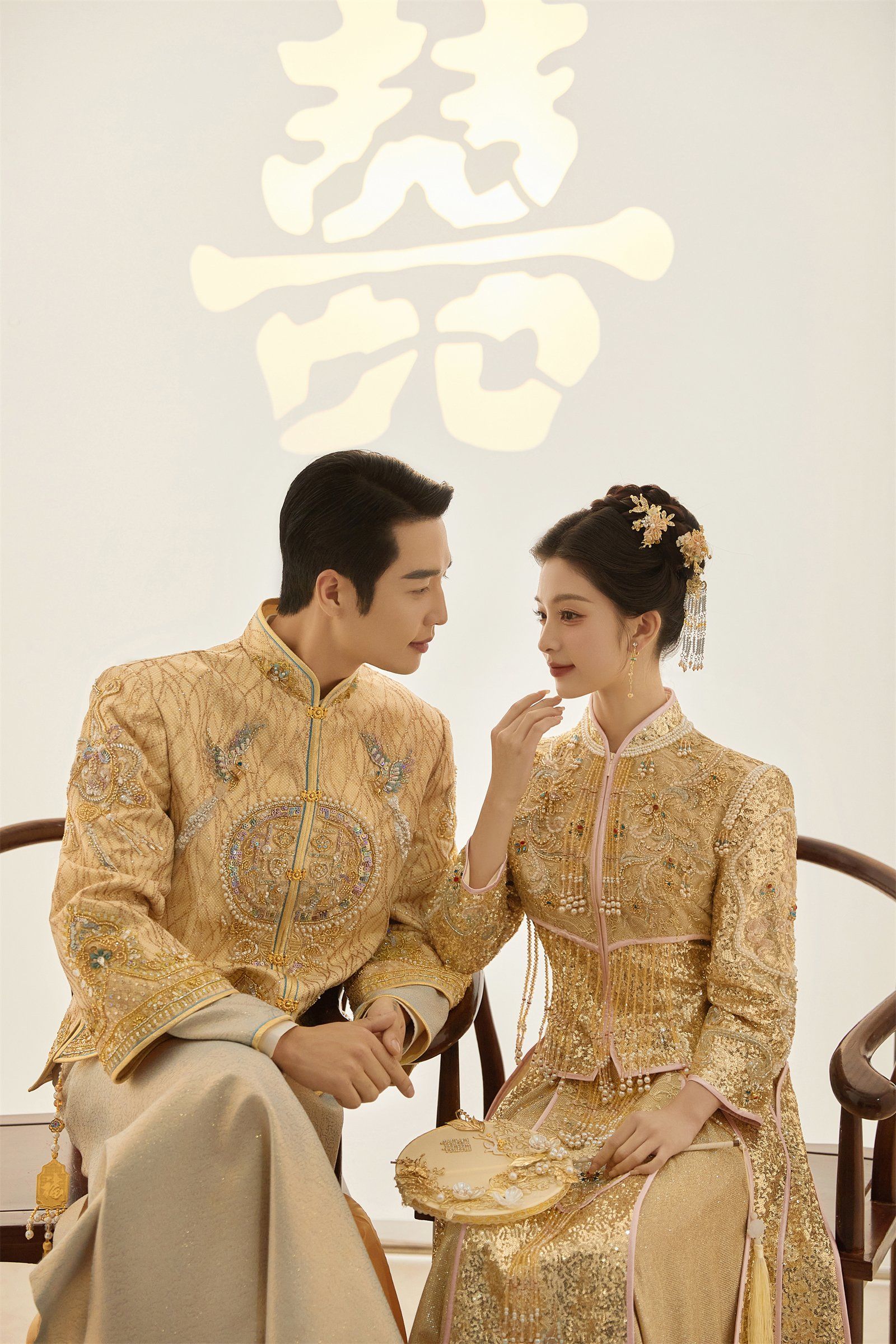 美出圈的新中式婚纱照,金色秀禾服敲温柔