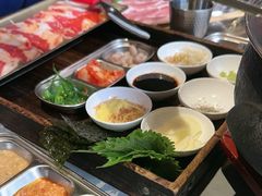 -围炉肉舍•炭烤活鳗•丹东海鲜烤肉(步行街店)