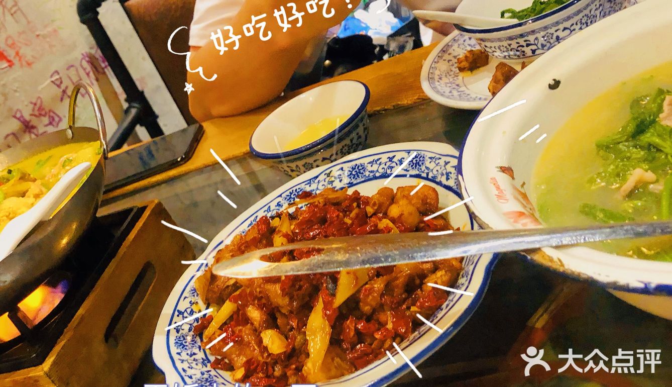 ‍♀️这家店的装饰以复古为主，连碗筷都是那种复古的感