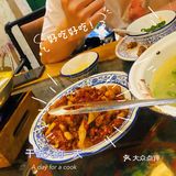 ‍♀️这家店的装饰以复古为主，连碗筷都是那种复古的感