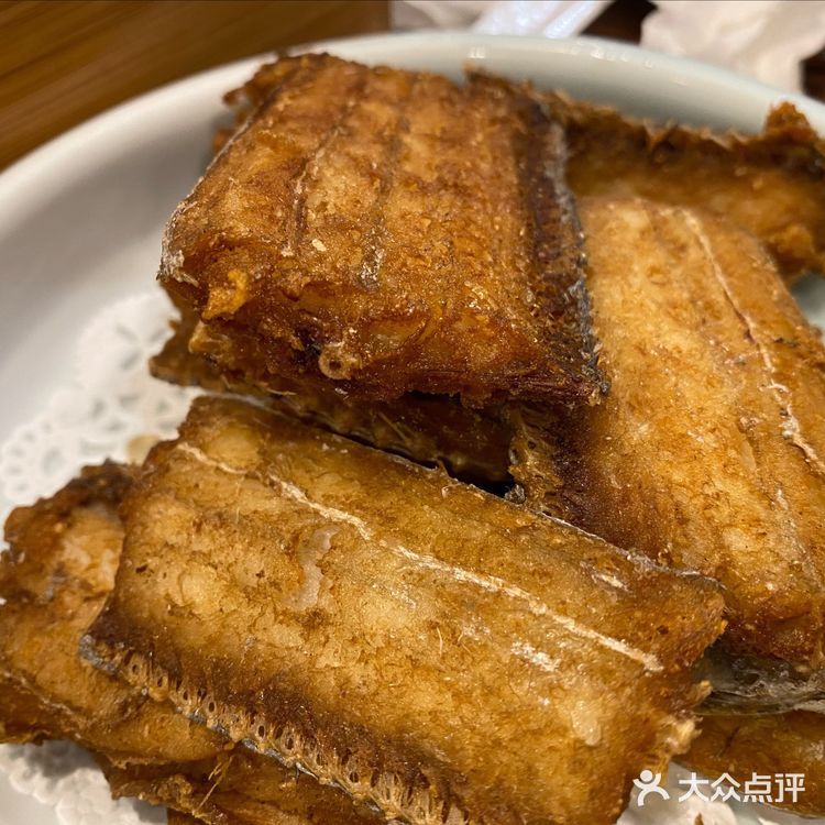大肠吃第一口很惊艳，卤过了大肠经过油炸，油香四溢