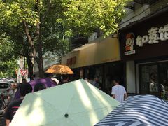排队的人-家阳赵师傅油饼包烧麦(粮道街店)