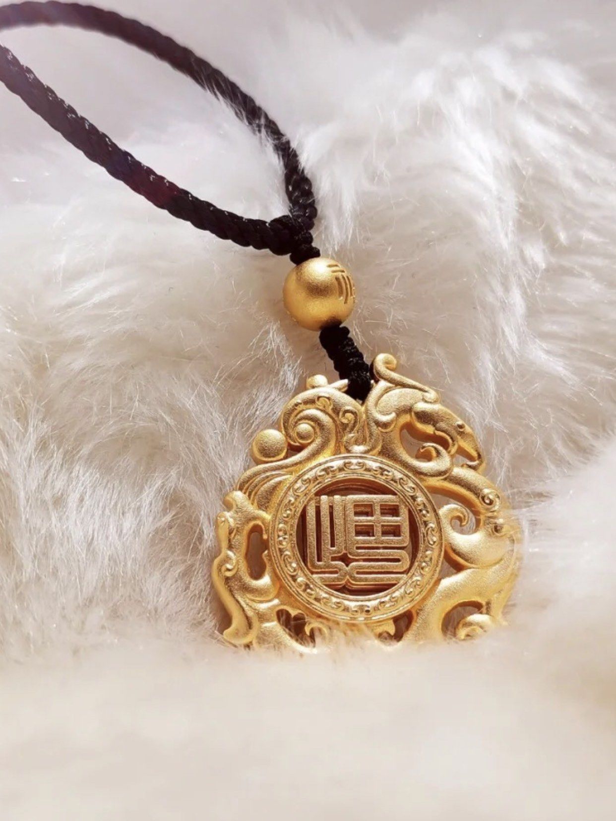 周大福龙凤献福吊坠