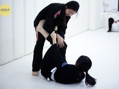 -菠萝格斗巴西柔术训练馆