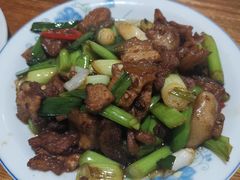 红糖馒头配秘制回锅肉-凯华海鲜火锅·传承三十六年