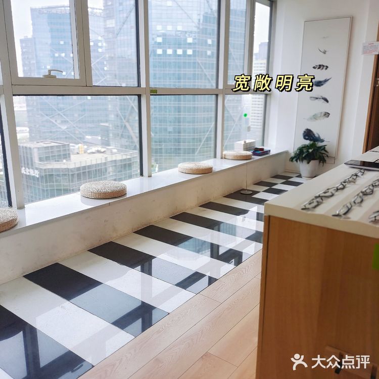 启明眼镜给你专业的服务，舒适的环境