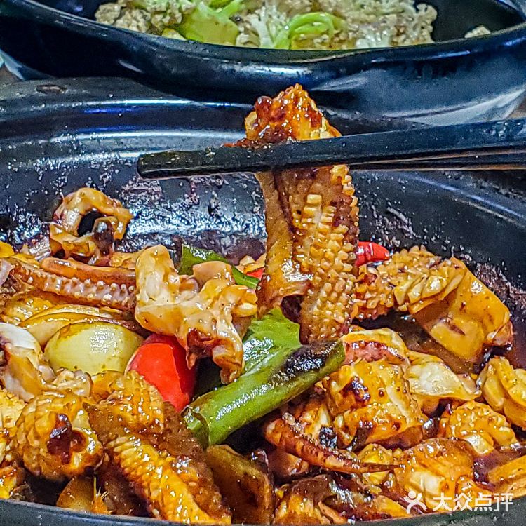老板‼️来一份热气腾腾的沙姜啫啫鸡煲🥘