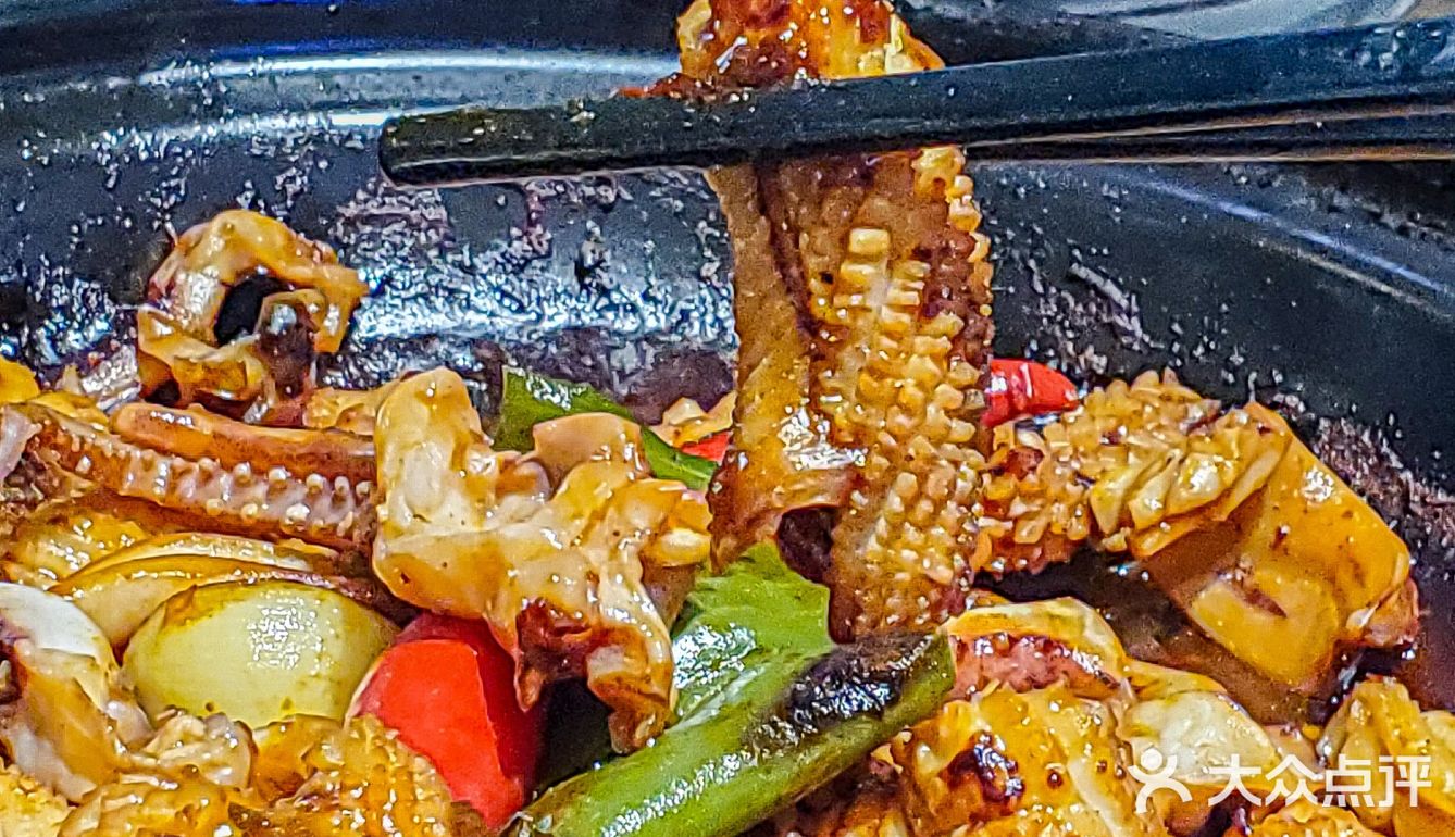 老板‼️来一份热气腾腾的沙姜啫啫鸡煲🥘 