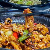 老板‼️来一份热气腾腾的沙姜啫啫鸡煲🥘 