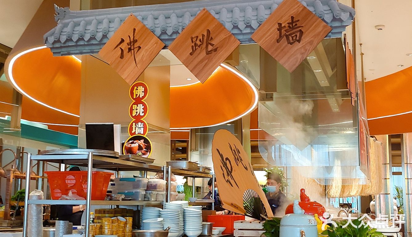 谁家自助都吃上烤全羊了！