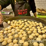 大家都很有序的排队过称 现切肉肉太新鲜了，吃的放心