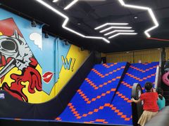 -爱蹦iBOON蹦床运动馆(江汉店)