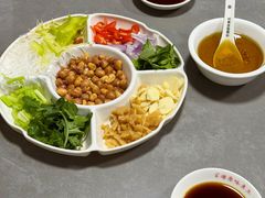 秘制鱼生配菜酱料-官塘原味鱼生·潮菜大排档(潮州总店)