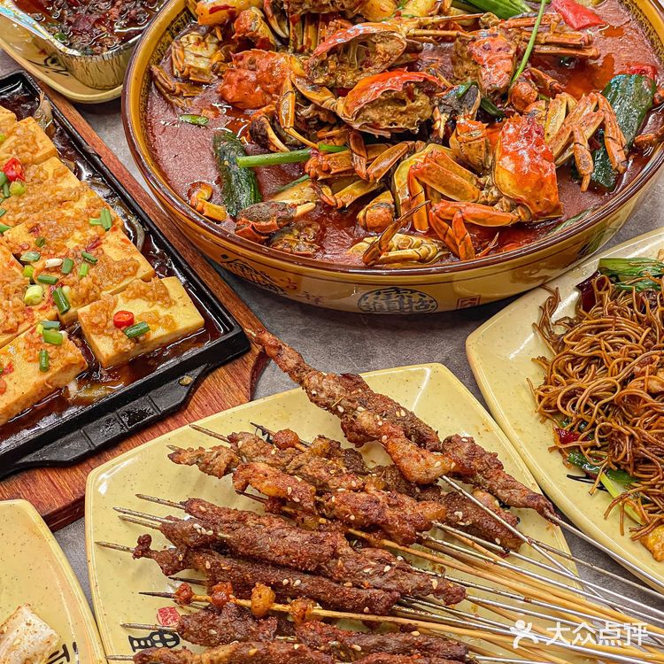 在上海，这家市井酒馆是懂烧烤的，更懂人心～