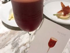 花瓶中的郁金香-théATRE 茶聚场(王府中環店)