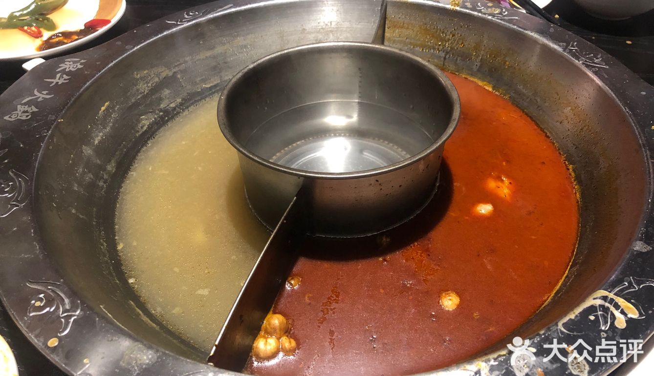 矿泉水锅底的台湾火锅