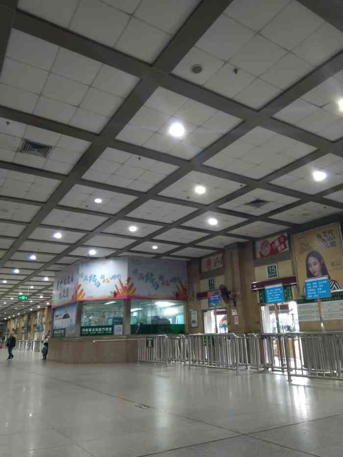 芳村客运站-"坐车既疾冰系坑口地铁站出黎,经过人行天桥.