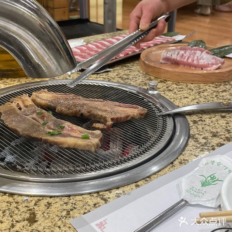 答应我去黄岛一定试试这家烤肉！光小菜我就能吃的超满足！