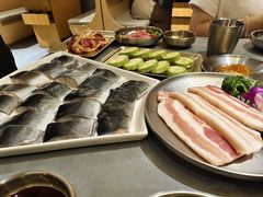 -围炉肉舍•炭烤活鳗•丹东海鲜烤肉(步行街店)