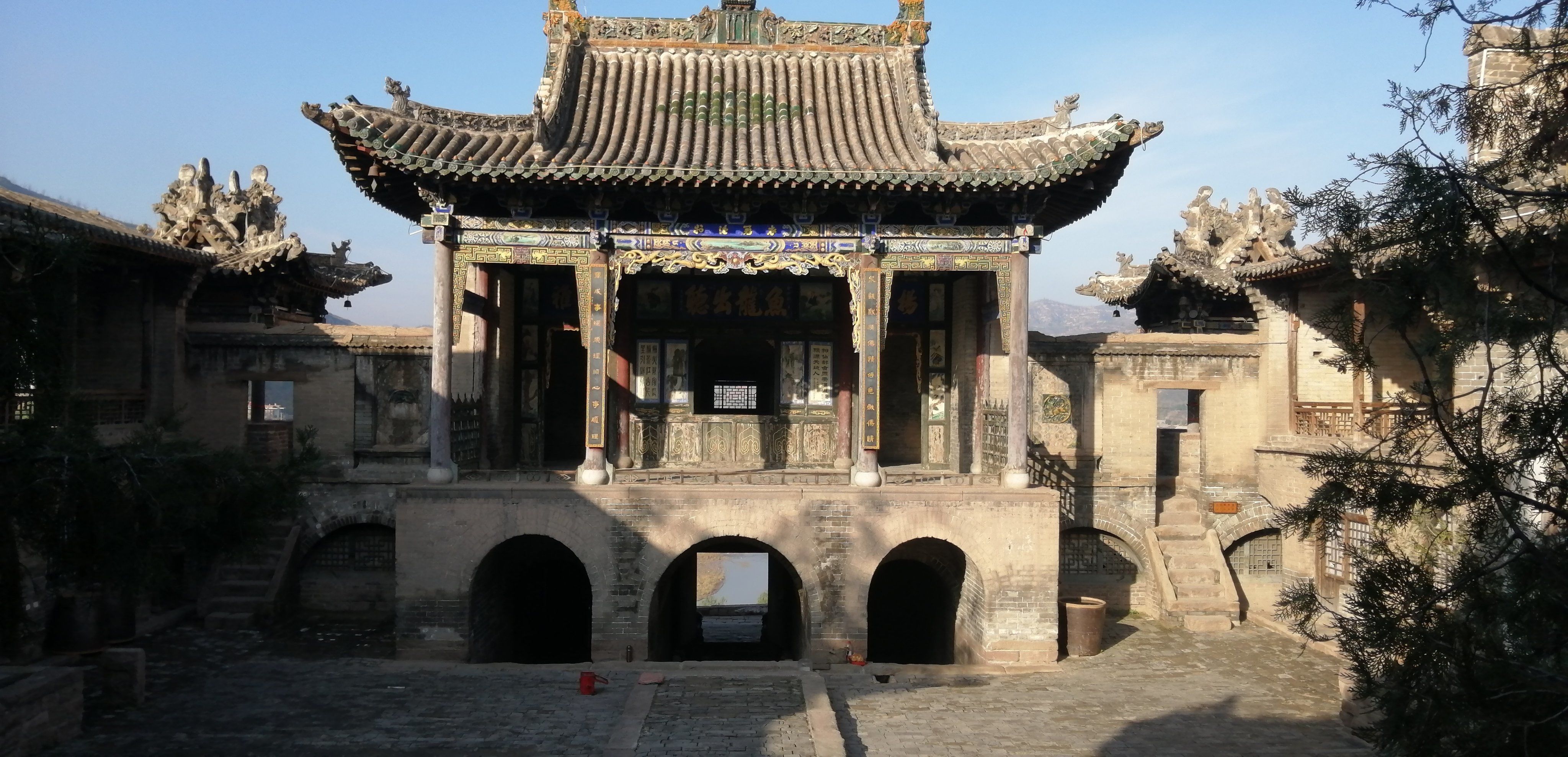 黑龙庙这里是碛口古镇看全景的地方,沿着爬