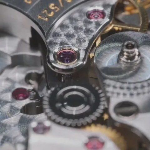 宝石轴承:高档名表通常在机芯中使用宝石轴