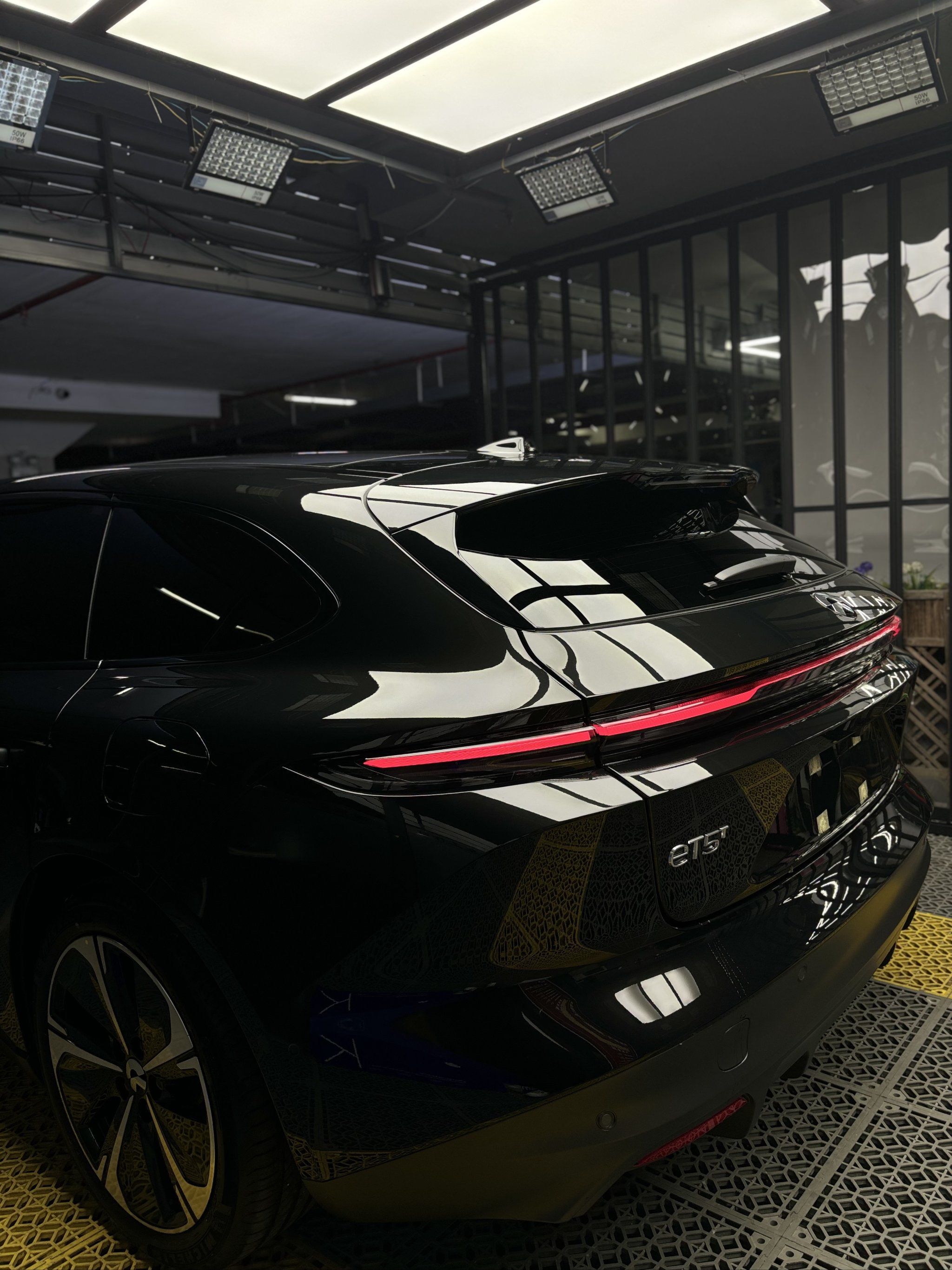 蔚来黑色贴车衣真的好靓