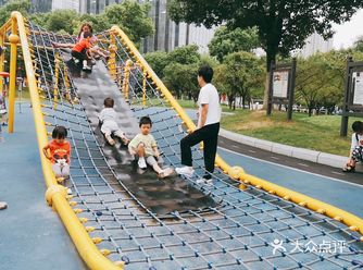 简直是孩子的体能训练场