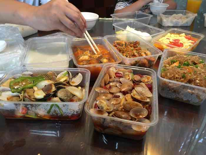 打分 送餐很快,分量足,三大一小没吃完,味道稍稍偏