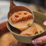武汉行丨门口摆满了锅，一会儿就被卖完了。