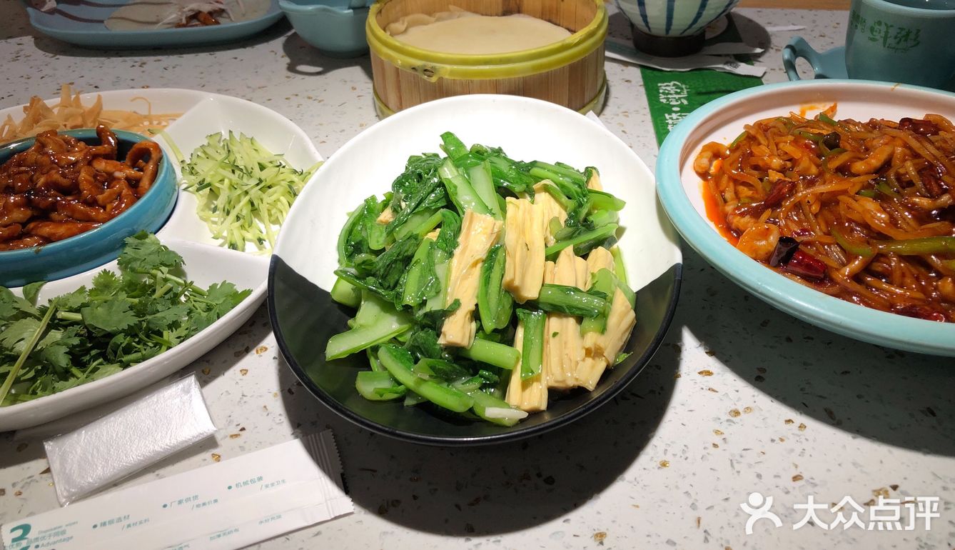 菜量较小，我觉得性价比一般，筷子和纸巾是1元单付钱