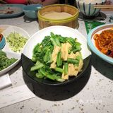 菜量较小，我觉得性价比一般，筷子和纸巾是1元单付钱