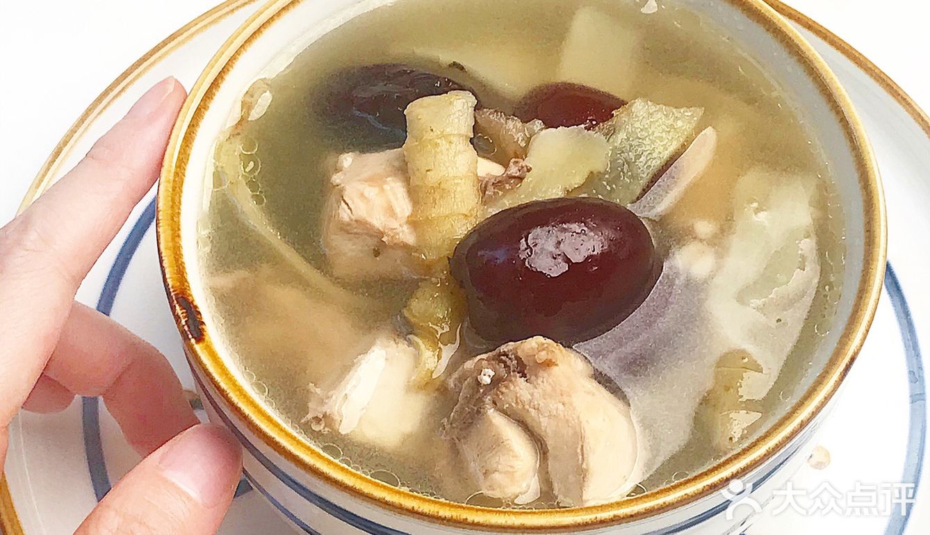 干燥炎热的天气，很适合喝一碗玉竹红枣鸡汤~