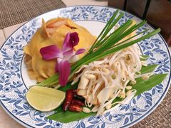 泰式鲜虾炒河粉-卷心菜和避孕套餐厅(Pattaya)