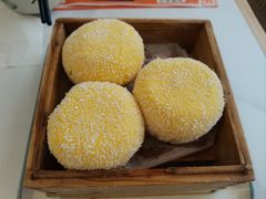 蛋黄流沙包-赵财财·肠粉·煲仔饭(华润万象城店)