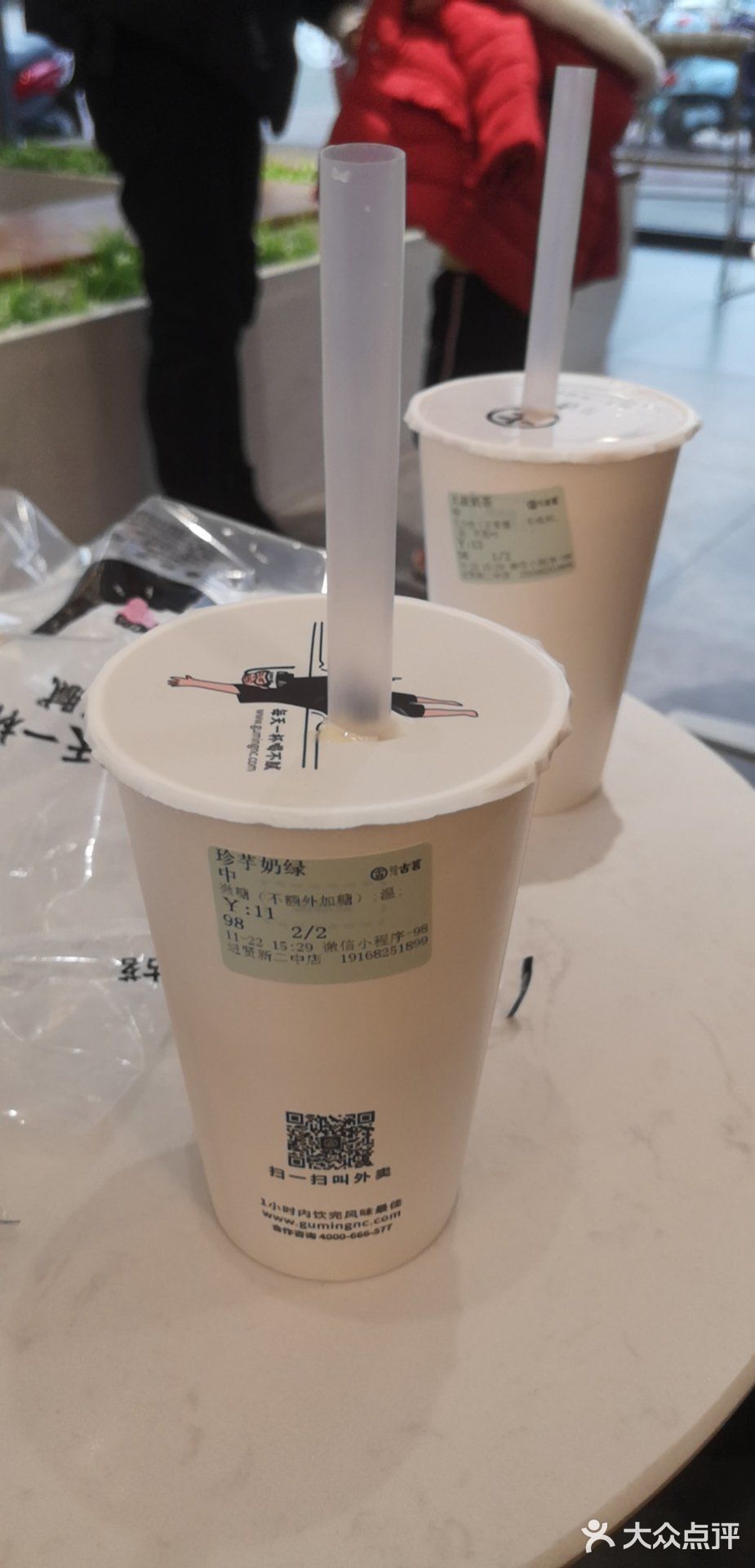 寒冷的冬天来杯甜美热奶茶暖暖的哦