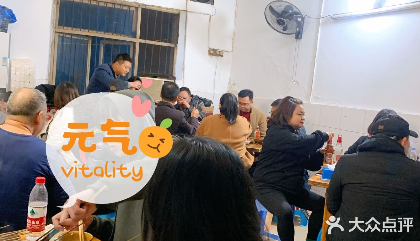 被资深吃货带来吃的一家藏在塔坪老居民楼下的串串店🍢[吐]