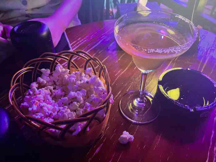 水月酒吧(春熙路店)-"到成都旅游住在太古里附近,毕竟成都的酒馆.