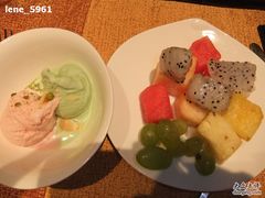 冰激凌+碎果仁、水果-上海东方佘山翰悦阁酒店·Vie全日制餐厅