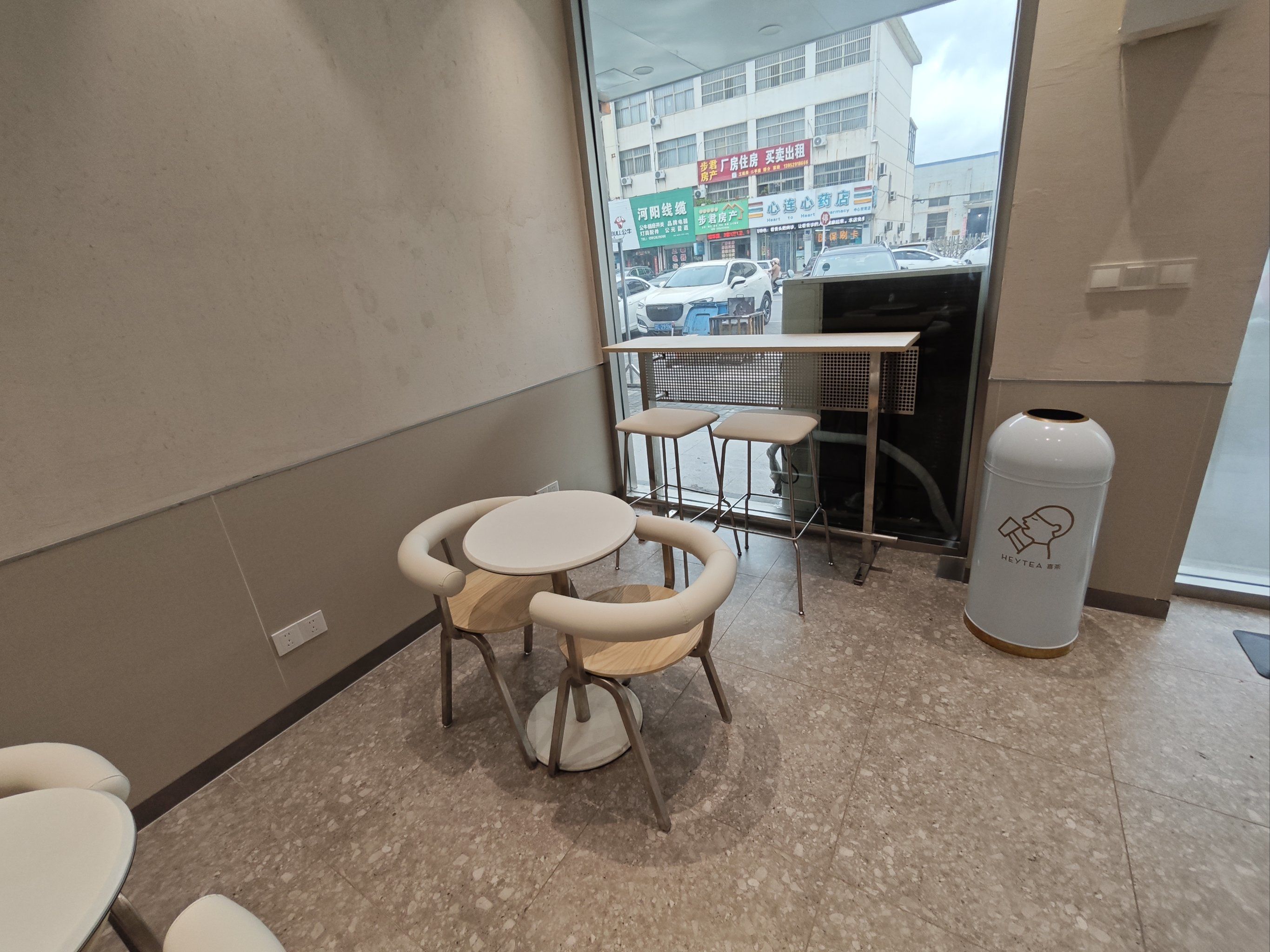 奶茶店的悠闲座位安排