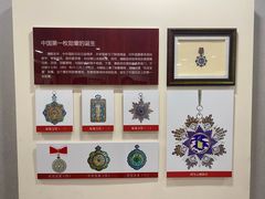 -毛泽东像章珍藏馆